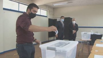 191020-03 PRESIDENTE INSPECCIONA LOCAL DE VOTACIÓN EN LA REINA 04