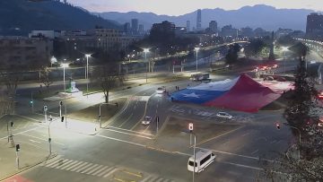 210822-01 BANDERA CHILENA EN PLAZA BAQUEDANO 05