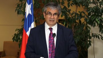 181022-16 MINISTRO MARIO MARCEL TRAS COMISIÓN DE HACIENDA 01 (1)