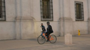 04122-02 PRESIDENTE BORIC LLEGA EN BICICLETA A LA MONEDA 02