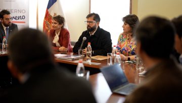 101122-11 APOYOS REUNIÓN PRESIDENTE BORIC CON ALCALDES EN ANGOL 04