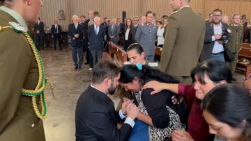 06042322 PRESIDENTE BORIC SE HINCA FRENTA A FAMILIARES DE CARABINERO 05