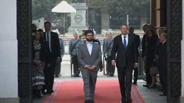 22042301 PRESIDENTE BORIC RECIBE AL MANDATARIO DE RUMANIA (02)