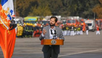 22042307 DECLARACIONES DEL PRESIDENTE BORIC TRAS PARTICIPAR EN EL EJERCICIO GENERAL DE BOMBEROS DE SANTIAGO (03)