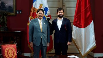 04052309 PRESIDENTE BORIC RECIBE EN AUDIENCIA AL MINISTRO PARA ASUNTOS EXTERIORES DEL JAPÓN (01)