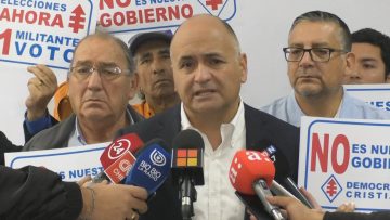 12052303 DELEGADOS DE LA JUNTA NACIONAL DE LA DC PRESENTAN CARTA A ALBERTO UNDURRAGA 02