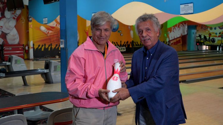 051023DEP04 HAROLD MAYNE NICHOLLS VISITA SEDE DEL BOWLING 18