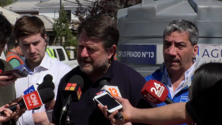 07102304 GOBERNADOR DE LA RM Y ALCALDE DE INDEPENDENCIA POR CORTE DE AGUA 1