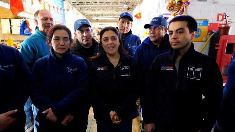 07102309 MINISTRA SANDOVAL ENTREGA PERMISO PROVISORIO A LA ASOCIACIÓN GREMIAL DE COMERCIANTES DE PRODUCTOS DEL MAR 04