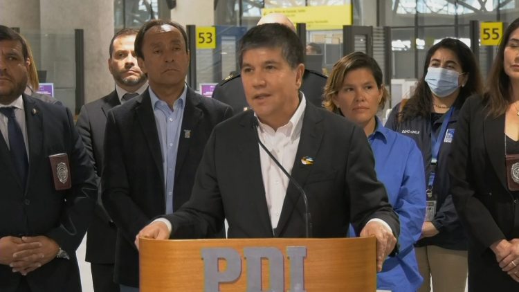 14102301 MINISTRO DEL INTERIOR (S) Y DEL DEPORTE REALIZARON RECORRIDO EN LOS PUESTOS DE INGRESO MIGRATORIOS DE PDI 02