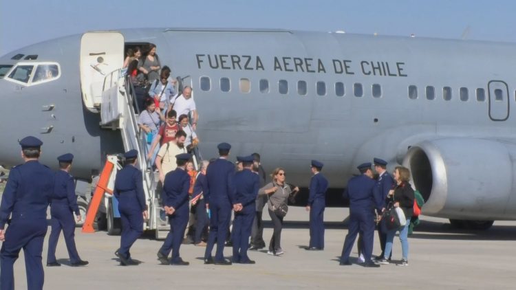 14102306 VUELO HUMANITARIO ATERRIZÓ EN CHILE CON COMPATRIOTAS DESDE ISRAEL 02