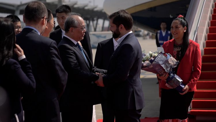 141023CHN01 PRESIDENTE GABRIEL BORIC ATERRIZÓ EN CHENGDÚ, CHINA 04