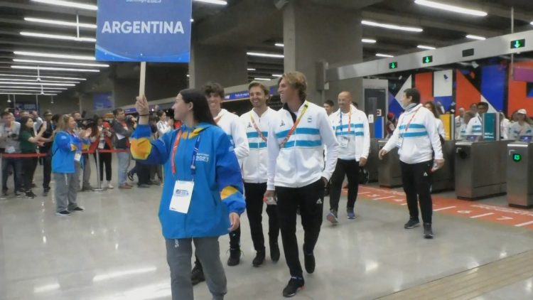201023PAN03 IMÁGENES DE APOYO DE DELEGACIONES EXTRANJERAS CON DIRECCIÓN AL ESTADIO NACIONAL 09