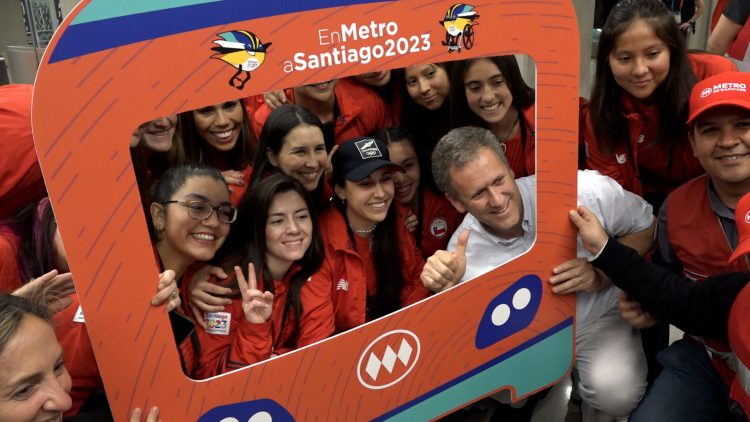 201023PAN05 TEAM CHILE VIAJA EN METRO A INAUGURACIÓN 04
