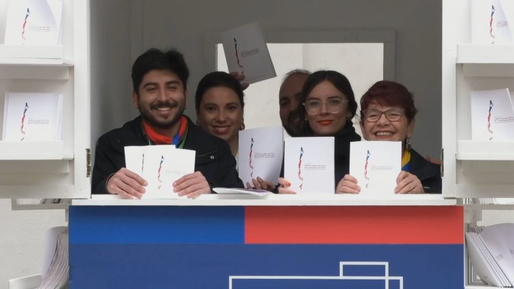 17112301 INAUGURAN KIOSKO CHILE VOTA INFORMADO 03