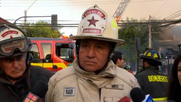 01012410 BOMBEROS EN VIÑA DEL MAR POR INCENDIO 02