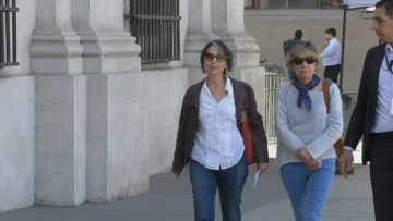 16042404 MADRE DE CATALINA CAYAZAYA ASISTE A LA MONEDA 01