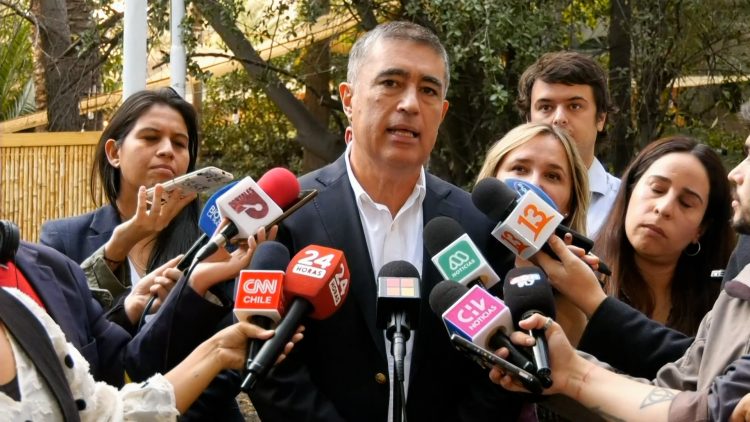 23042412 CHILE VAMOS ENTREGA APOYO A MARIO DESBORDES 08
