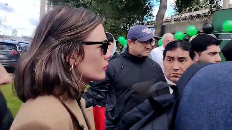 27042428 MINISTRA VALLEJANDO EN LOS ALAMOS 05