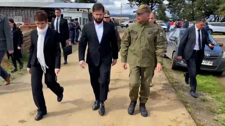 27042432 PRESIDENTE BORIC LLEGANDO A LOS ALAMOOS 02