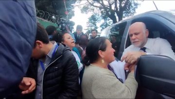 27042444 SALIDA DE MINISTROS DESDE RETEN LOS ALOMOS 05