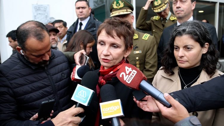 30042411 MINISTRA DEL INTERIOR TRAS MISA EN LEBU 02