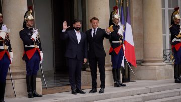 170624FRA04 APOYOS LLEGADA DEL PRESIDENTE BORIC A PALACIO DEL ELISEO10