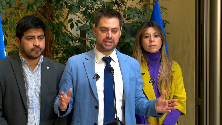 100724C03 DIPUTADOS MANOUCHEHRI Y CICARDINI PRESENTA PROYECTO DE LEY PARA SUPRIMIR EL DERECHO AL VOTO DE LOS EXTRANJEROS AVECINDADOS EN CHILE. 12 (1)