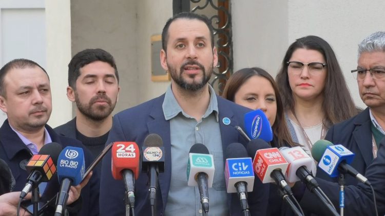 15072418 DIPUTADOS SE REÚNEN CON MINISTRO ELIZALDE POR VOTACIÓN EN DOS DIAS 10