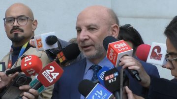 19072422 SENADOR JUAN LUIS CASTRO TRAS REUNIÓN EN LA MONEDA 01