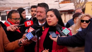 GOBERNADOR RM Y ALCALDESA SOBRE PROYECTO CHAO CABLES 04 (1)