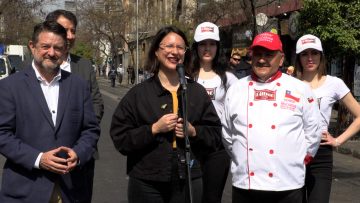 07092411 GOBERNADOR ORREGO Y ALCALDESA HASSLER EN “CARRERA DE GARZONES Y GARZONAS” 05