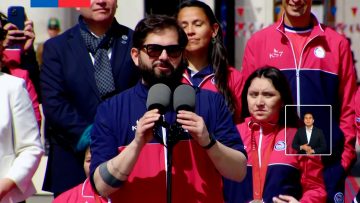 130924DEP01  PRESIDENTE BORIC RECIBE EN LA MONEDA AL TEAM PARACHILE 01