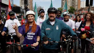 29092406 CLAUDIO ORREGO Y EMILIA RÍOS EN CICLETADA POR CAMPAÑA 12