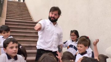 04102406 PRESIDENTE BORIC JUNTO A NIÑOS EN LA MONEDA 01