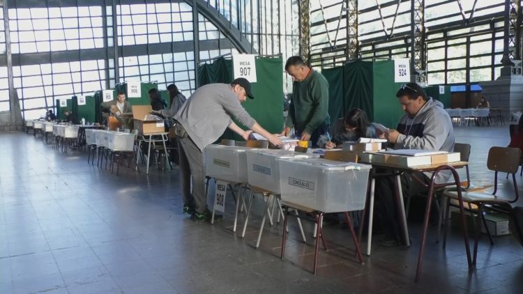 26102401 APOYO INSTALACIÓN DE MESAS 04