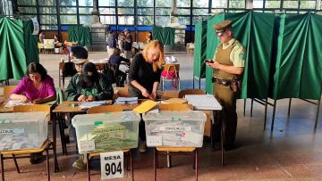 26102445 CARABINERO MESA VOTOS MARCADOS 05