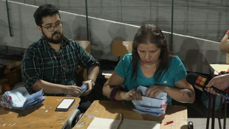27102444 RESULTADOS CONTEO DE VOTOS DE MESA EN SANTIAGO 01