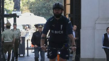 29102401 BORIC LLEGANDO EN BICICLETA A LA MONEDA 01