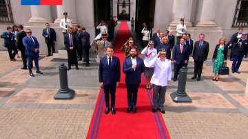 20112406 LLEGADA DE EMMANUEL MACRON A LA MONEDA 01 (1)