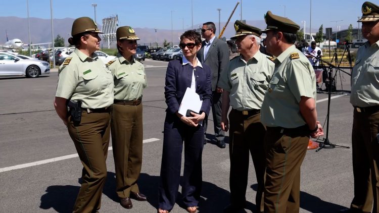 12122404 MINISTRA TOHA PARTICPA EN LA ENTREGA DE VEHICULOS CARABINEROS 03