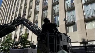 25122403 APOYO RESCATE DE PERSONA EN EDIFICIO DE SANTIAGO 03