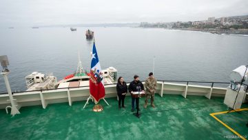 281205 APOYOS PRESIDENTE GABRIEL BORIC EN BUQUE ROMPEHIELOS ALMIRANTE VIEL 01