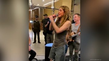 04032501 SHAKIRA CANTA FUERA DEL HOTEL 07