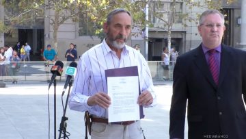 20032507 MIEMBROS DE COLONIA DIGNIDAD ENTREGAN CARTA EN LA MONEDA 12 (1)