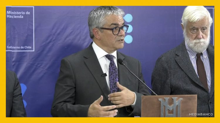 10042513 PUNTO DE PRENSA MINISTRO DE HACIENDA DEST