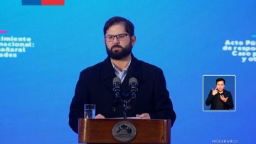 06052519 PRESIDENTE BORIC EN ACTO DE RECONOCIMIENTO A PROFESORES 01
