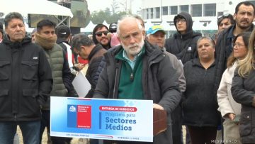 17052506 MINISTRO MONTES Y DELEGADO RM TRAS ENTREGA DE SUBSIDIOS 01