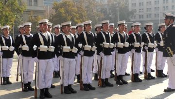 21052514 APOYO INTEGRANTES ARMADA TRAS DESFILE 01
