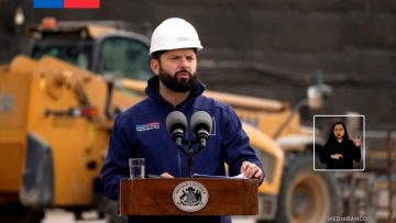 02062520 PRESIDENTE BORIC EN PRESENTACIÓN DE FUTURA LINEA DEL METRO 20 (1)